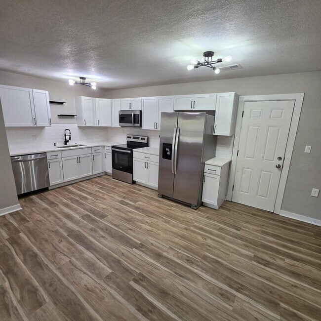 Building Photo - Beautiful 4 bedrooms and 2 full baths home located on E 113th St in Kansas City, MO