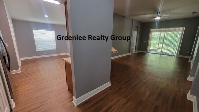 Building Photo - Gorgeous 4 Bedroom/2 Bathroom Home in Sunc...
