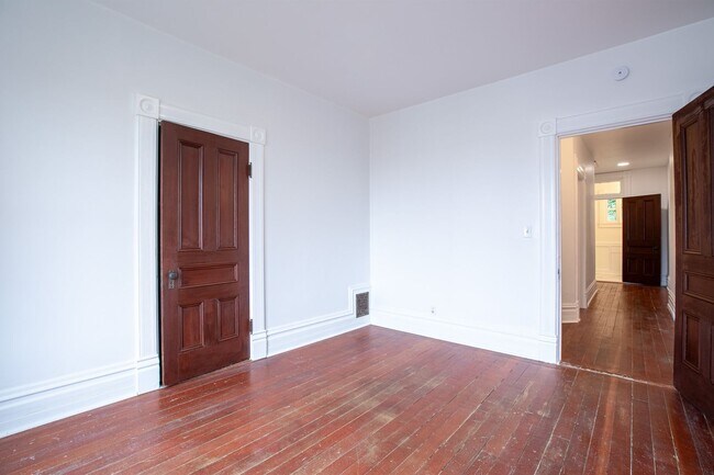 Building Photo - 1940-1946-1946 SW Market St Dr