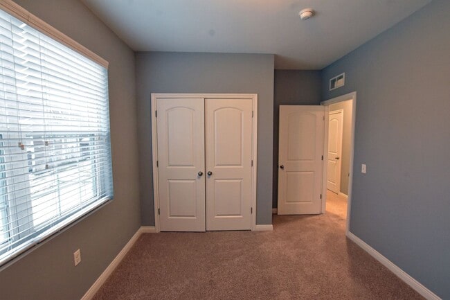 Building Photo - 3-Bedroom, 2-Baths, 1350 SF condo-style apartment, Upper Unit in Shelby Township.