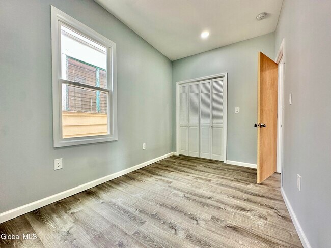 Building Photo - 37 High St