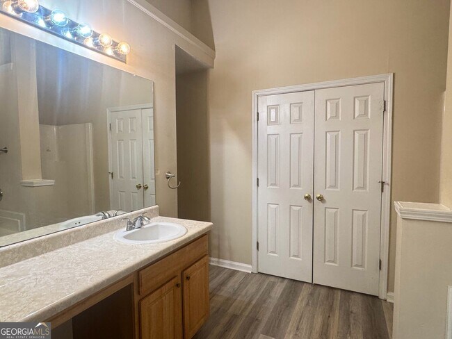Building Photo - 3229 Diamond