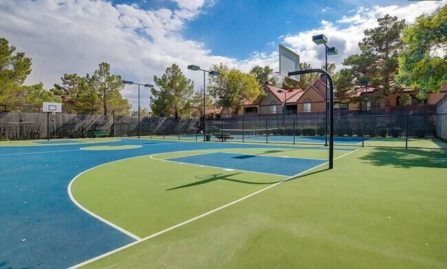 Building Photo - RESORT STYLE LIVING!