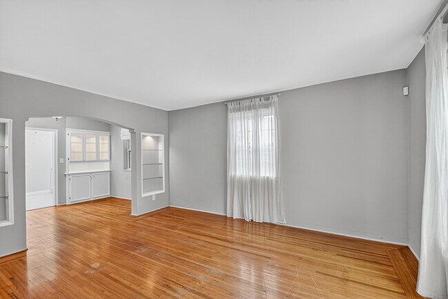 Building Photo - 2817 Poinsettia Ave