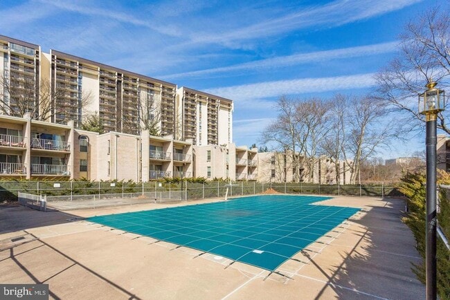 Building Photo - 26 Canterbury Square