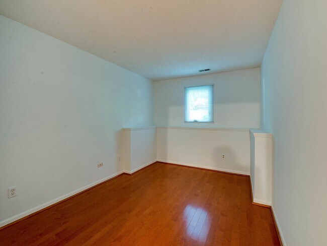 Building Photo - Amenity rich water front condo ready for move in!