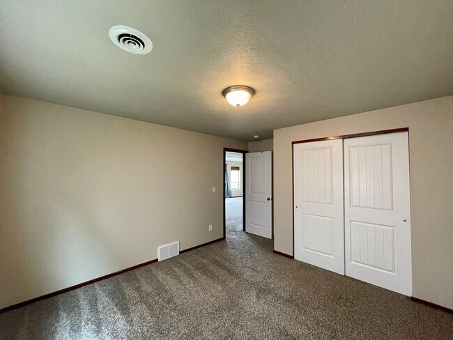 Building Photo - Carnahan Hill Daylight Rancher