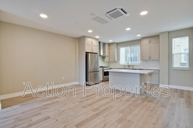 Building Photo - 549 Walker Dr