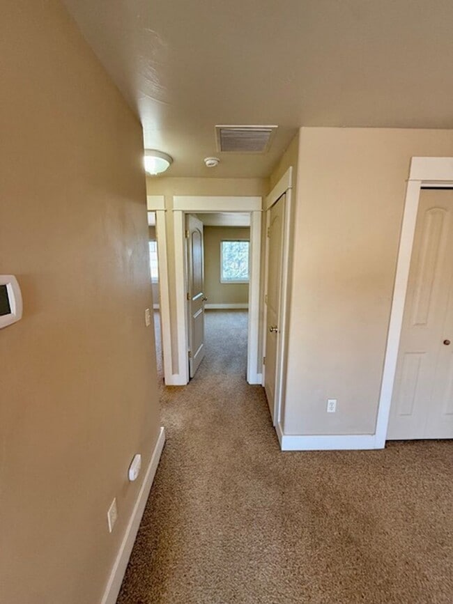 Building Photo - 2 Bedroom 1 Bathroom Apartment  NEW PRICE UPDATE