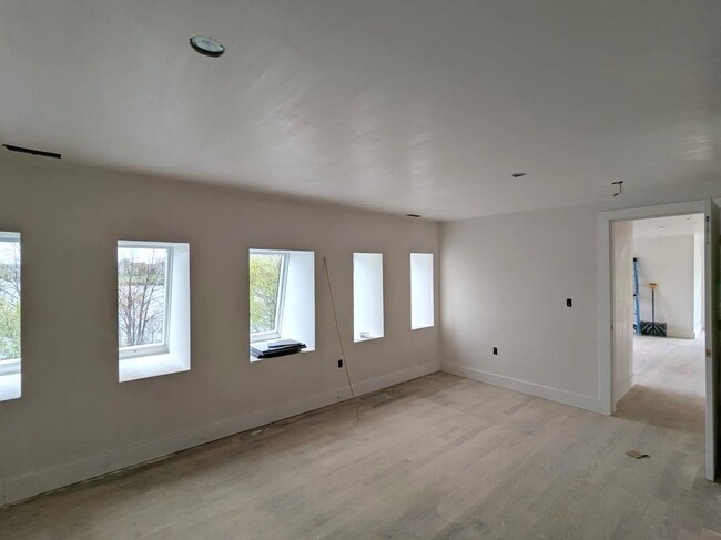 Building Photo - 105 Shore Dr