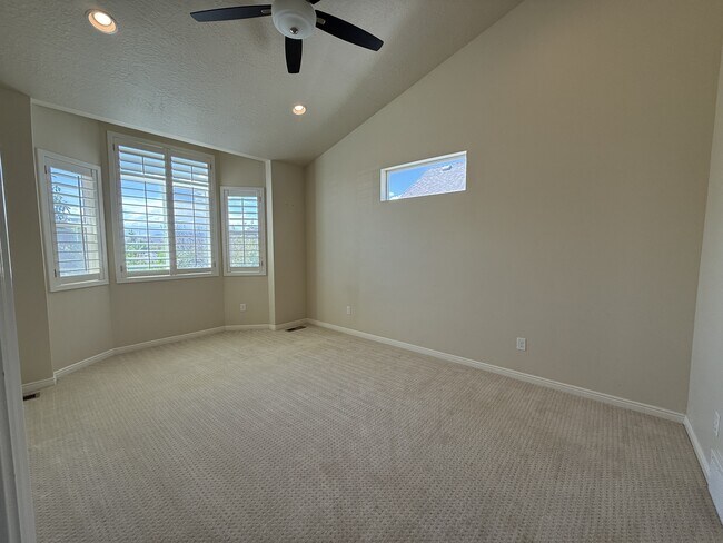 Building Photo - 744 W Ridgeline Dr