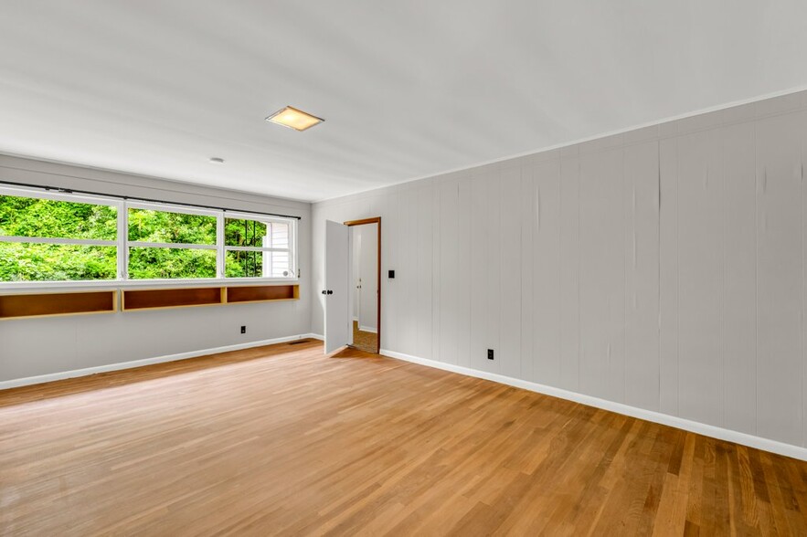 Building Photo - 905 8th Ave N