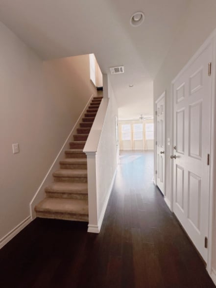 Building Photo - 7517 Saginaw Dr