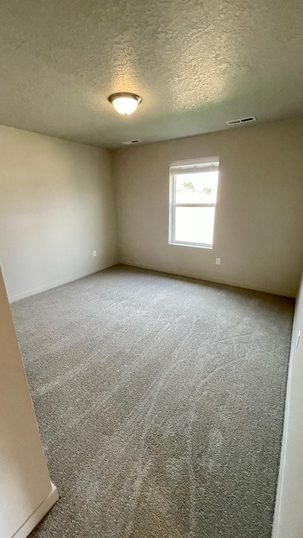 Building Photo - $2,199.00 / Large 4 bed 2 bath / 3 car gar...