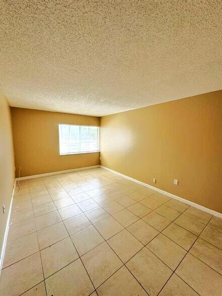 Building Photo - 711 N Pine Island Rd