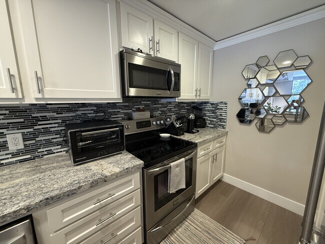 Building Photo - 9125 Marina Pacifica Dr
