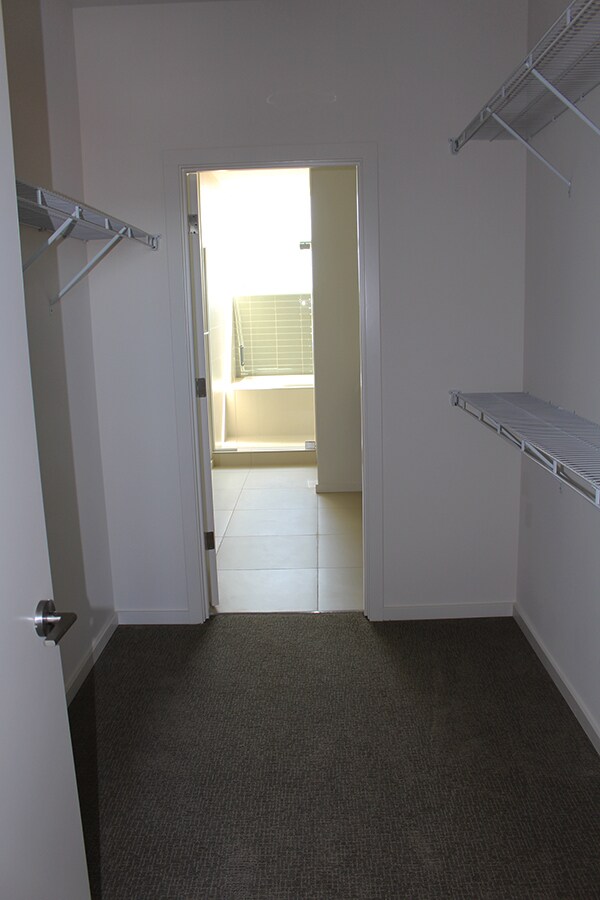 Building Photo - CROWN HILL TOWNHOME W HIGH END FINISHES & ...