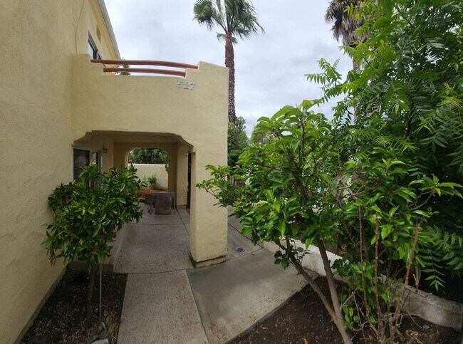 Building Photo - Contemporary Beautiful Spacious 4 bed 3 bath home