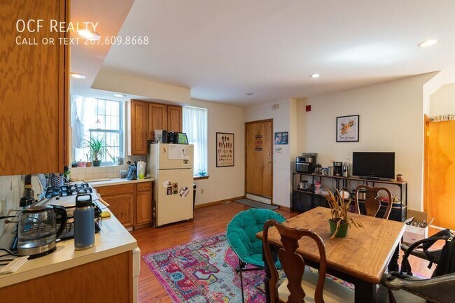 Building Photo - Three Bedroom Graduate Hospital Apartment