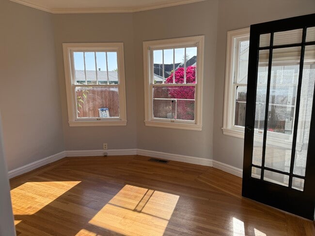 Building Photo - 102 Oakmont Ave