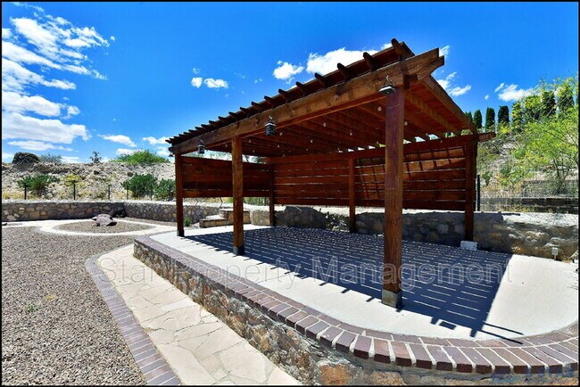 Building Photo - 529 Castlerock Ln