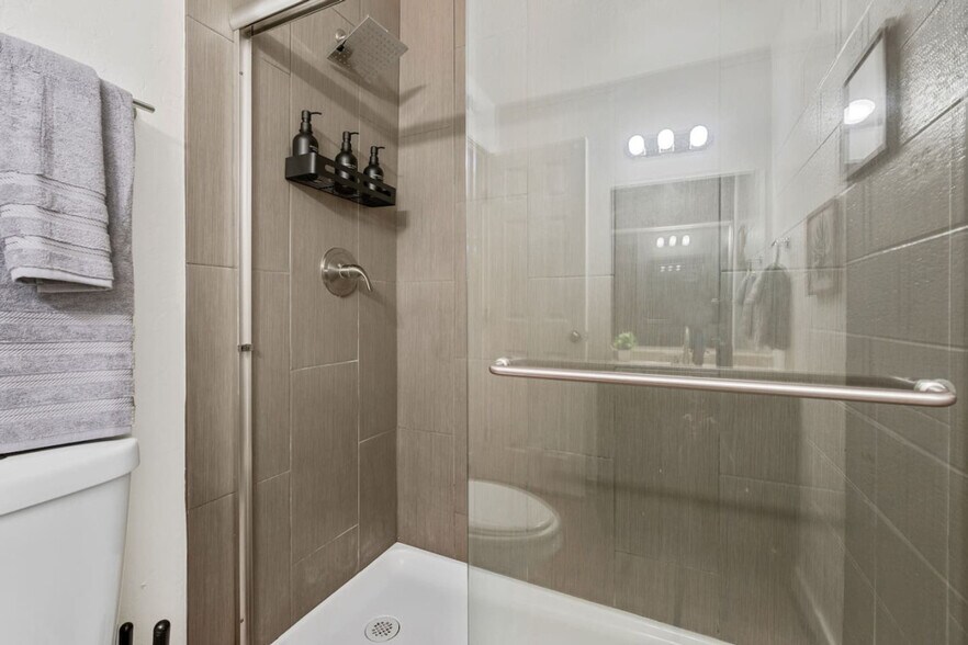 Building Photo - 109 E Broadway Rd