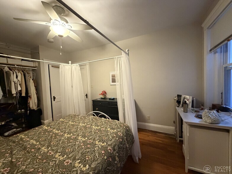 Building Photo - 11 Gray St