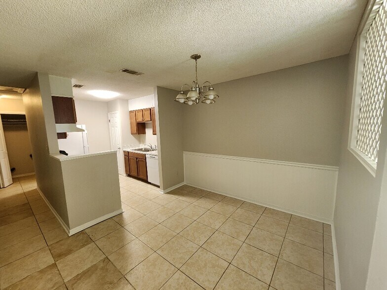 Building Photo - 8180 Stonebrook Dr