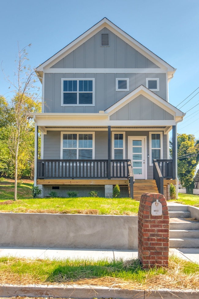 Building Photo - 2100 15th Ave N