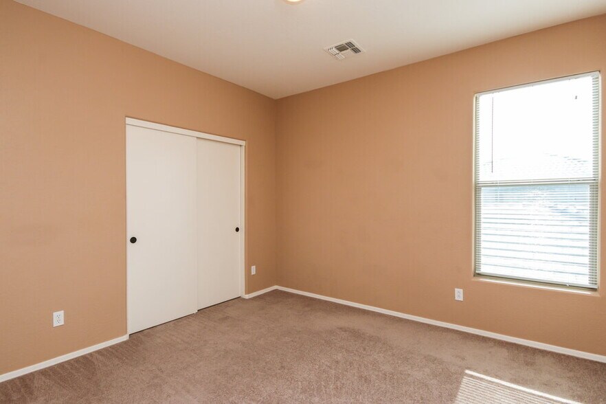 Building Photo - 6303 S 43rd Dr