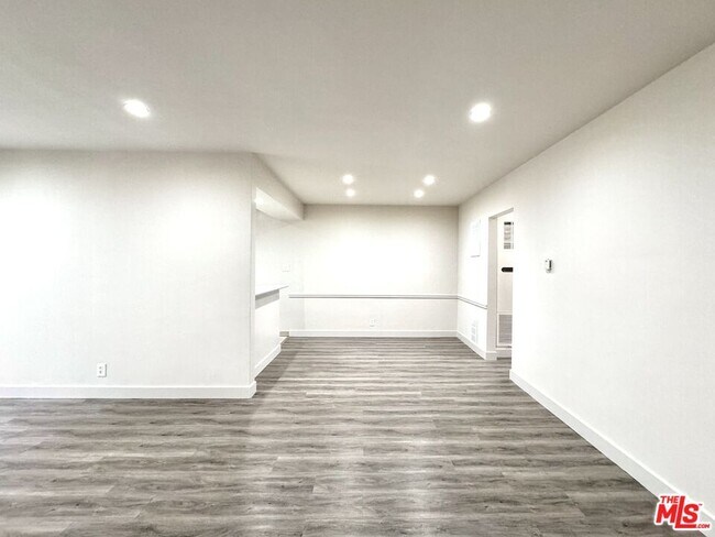 Building Photo - 854 S Sherbourne Dr