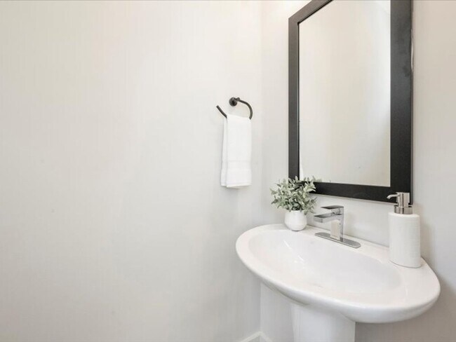Building Photo - Modern Luxury Townhomes in Charlotte, NC.