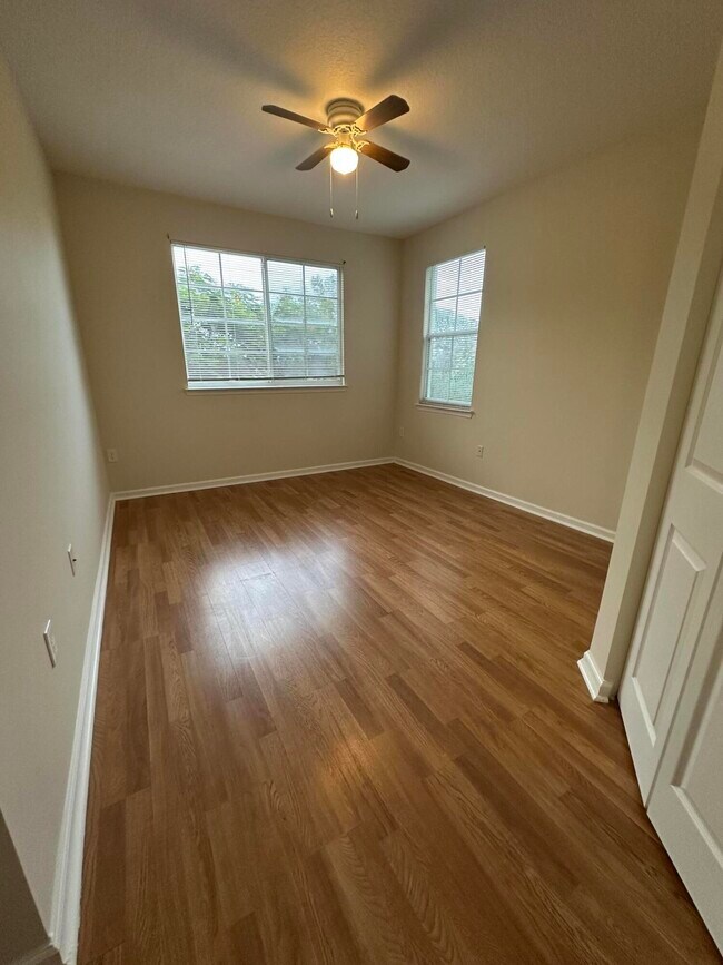 Building Photo - 9857 Baywinds Blvd