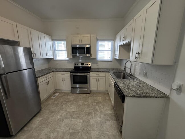Building Photo - 303 S Yadkin Ave