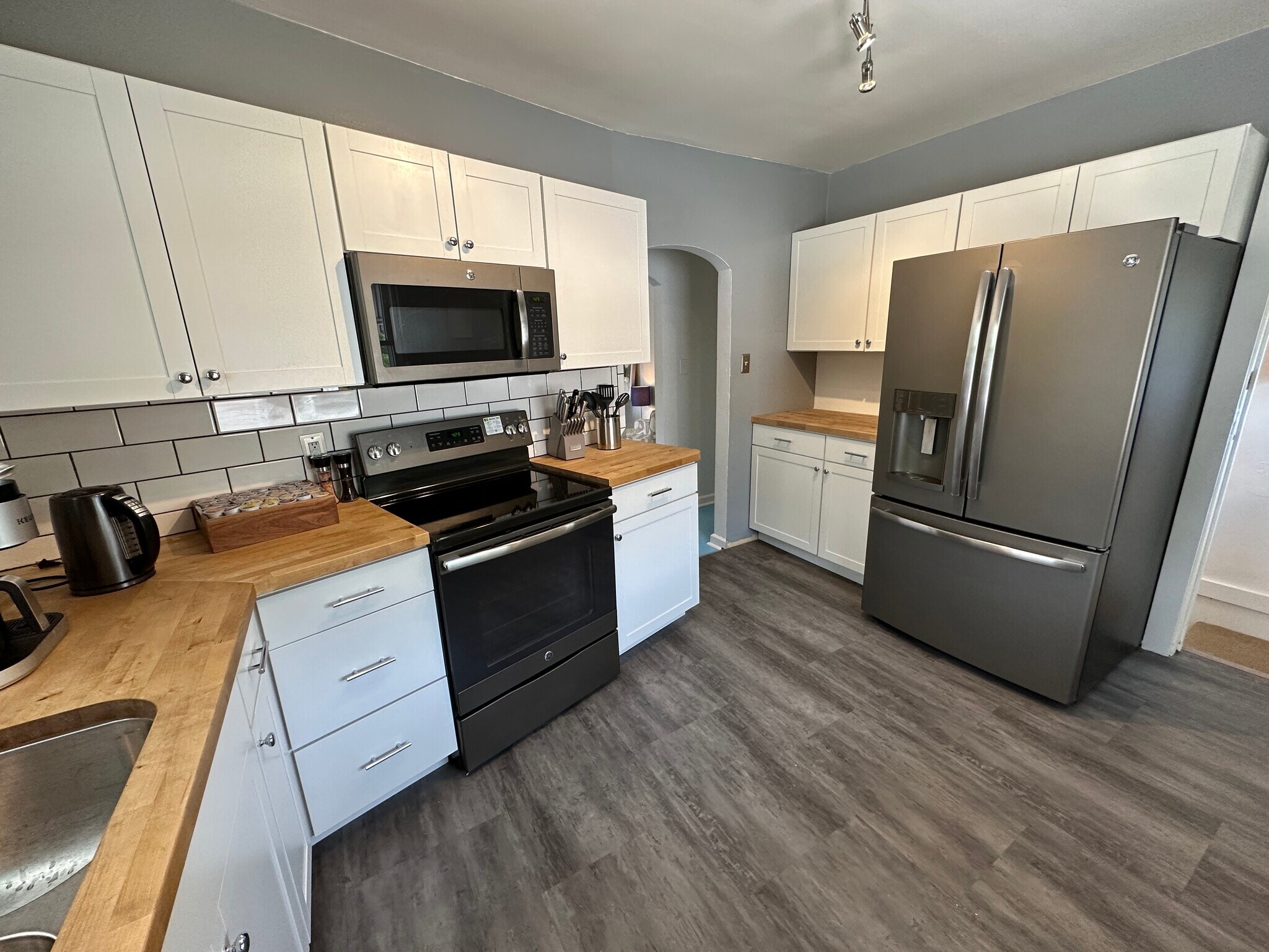 Building Photo - 918 W 4th St