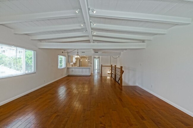 Building Photo - RECENTLY REMODELED, BRIGHT & AIRY 3BR2BA G...