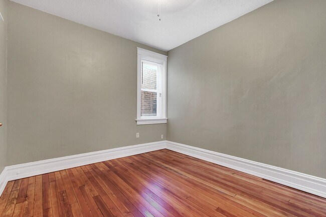 Building Photo - Hawtie w/ a Bawdie (big walk-in closet to die for)