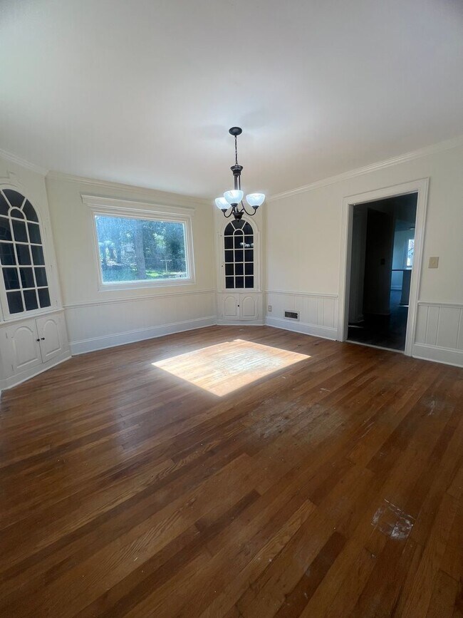 Building Photo - Spacious 4-Bedroom Brick Home with Hardwood Floors and Walk-In Closet