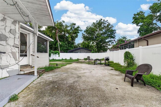 Building Photo - 8114 N Edison Ave