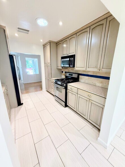 Building Photo - 17429 Burbank Blvd