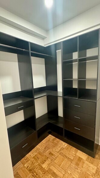 Building Photo - 140 E 56th St