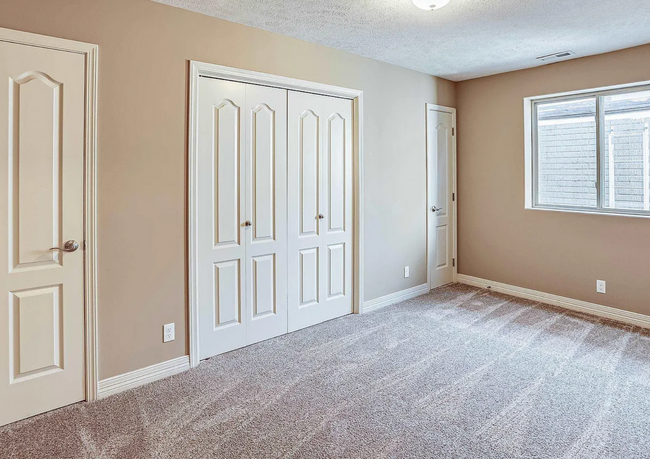 Building Photo - 5 Bedroom in Falcon Ridge!!