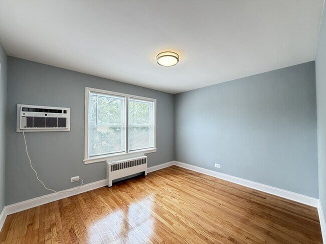 Building Photo - 2754 W North Shore Ave