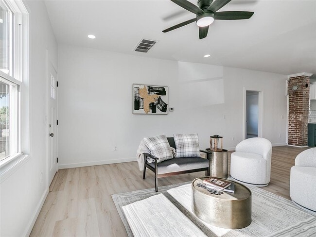 Building Photo - 1215 NW 8th St