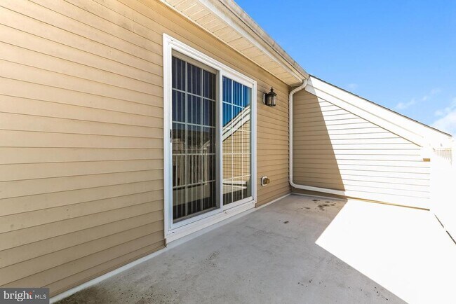 Building Photo - 113 Royal Mews