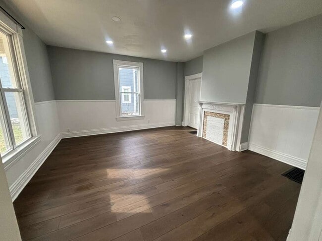 Building Photo - 237 N Lincoln St