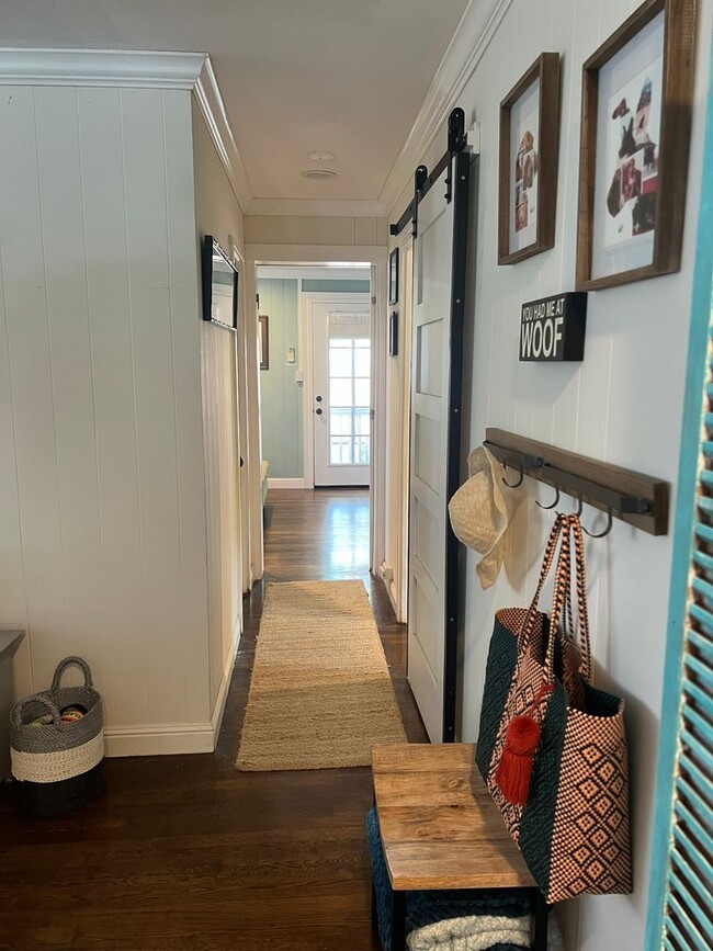 Building Photo - Privately Gated, Cool, Spacious Home, Tuck...