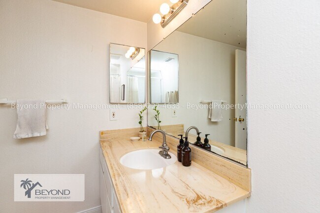 Building Photo - COASTAL CARSLBAD 2BR/2BA CONDO  –PET FRIEN...