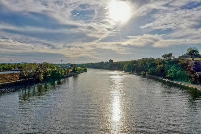 Building Photo - Phenomenal Downtown River View!
