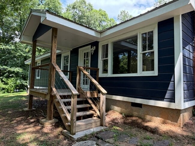 Building Photo - 3 Bedroom 2 Bath house